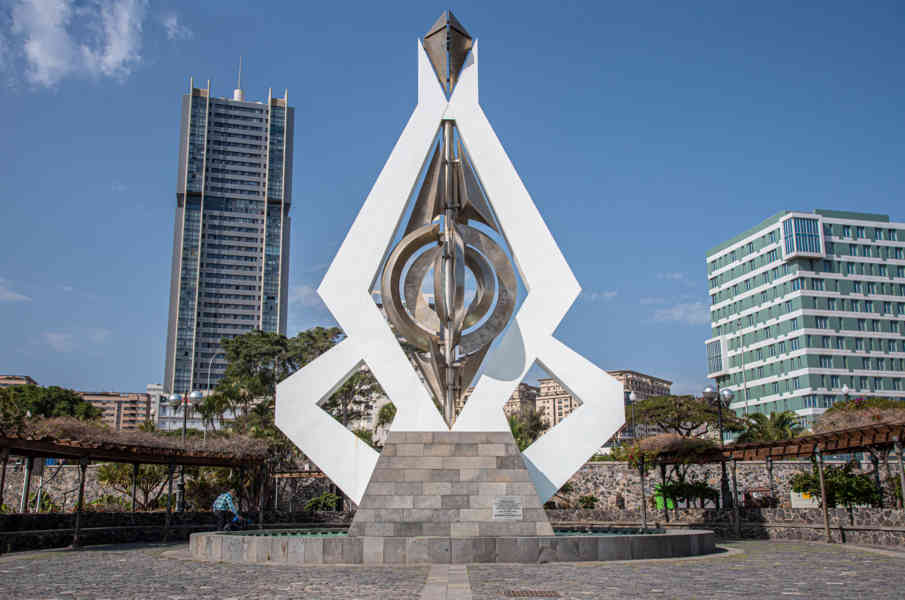 Tenerife 054 - Santa Cruz de Tenerife - escultura móvil César Manrique.jpg